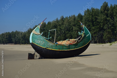 Konstfotografi Traditional Fishing Boat (Sampan) Resting on the Shores of Cox’s Bazar – World’s