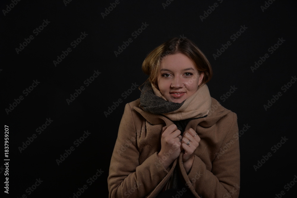 Fototapeta premium mantel, portrait, blond, müzte, schal, eingekuschelt, frau, schönheit, gestalten, haar, winter, person, leitbild, black, atelier, leute, mantel, glamour, dark, jacke, 1, lächeln, kopf, auge, erkältung