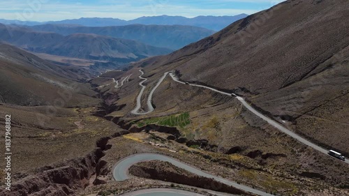 Vista aérea con dron de carretera sinuosa de la 