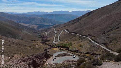 Vista aérea con dron de carretera sinuosa de la 
