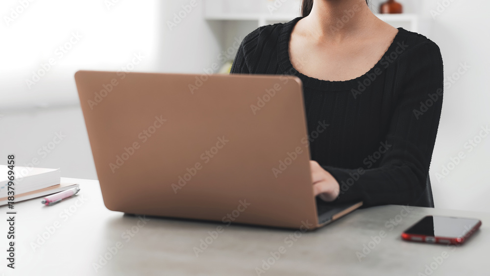 Fototapeta premium ノートパソコンを使って作業する女性