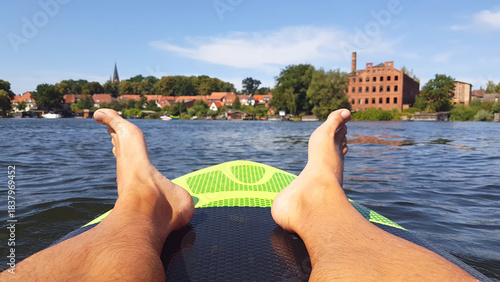 SUP fahren am Malchower See mit Blick auf das Festland mit der Stadtkirche