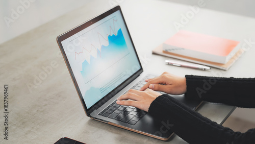 ノートパソコンを使って作業する女性