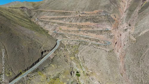 Vista aérea con dron de carretera sinuosa de la 