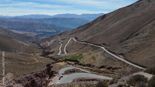 Vista aérea con dron de carretera sinuosa de la 