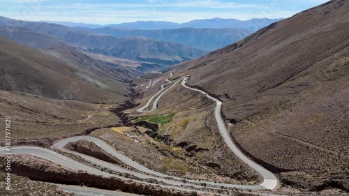 Vista aérea con dron de carretera sinuosa de la 