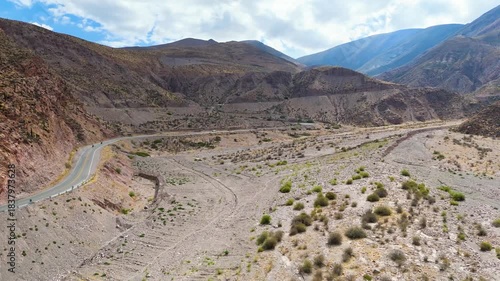 Vista aérea con dron de carretera llamada 