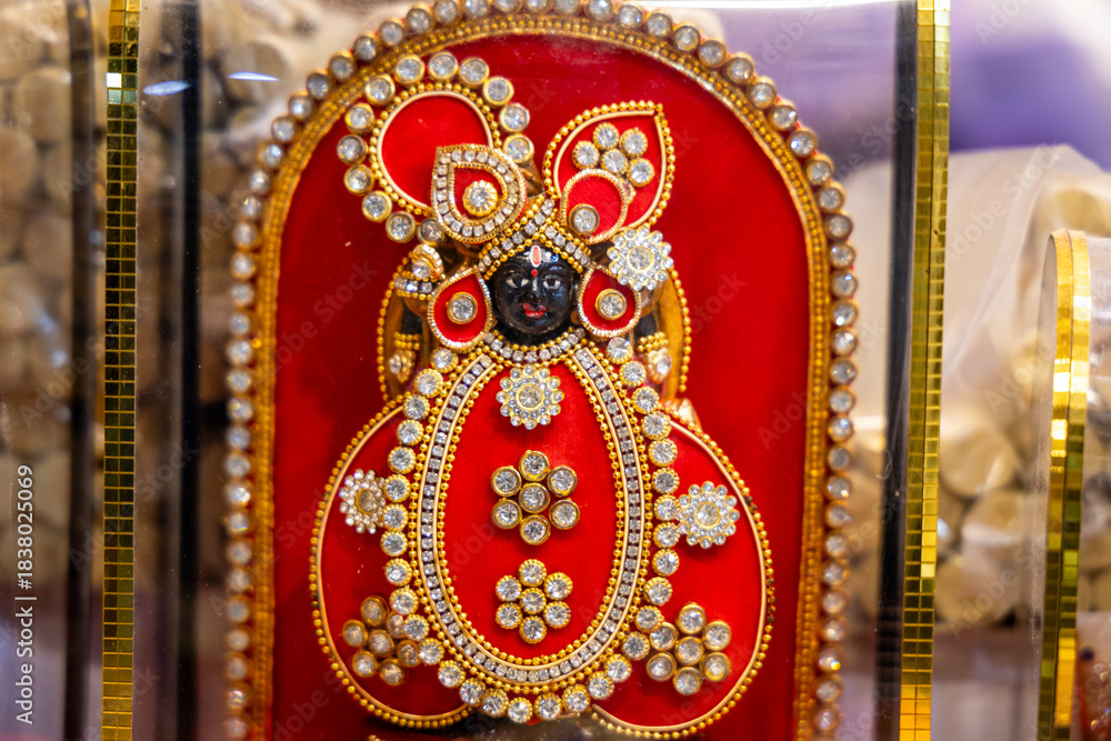 Obraz premium ornate deity dwarkadhish idol adorned with red velvet and sparkling stone embellishments