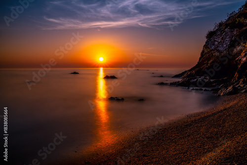 Wallpaper Mural Romantischer Strand in der Dämmerung am Fusse eines Felsens Torontodigital.ca