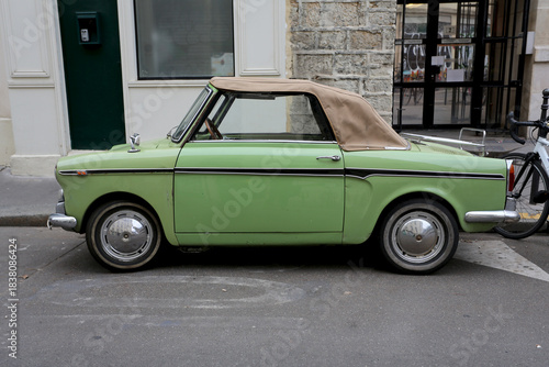 Petite voiture cabriolet de collection verte Italienne