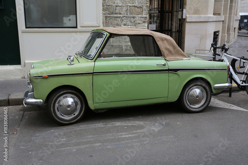 Petite voiture cabriolet de collection verte Italienne