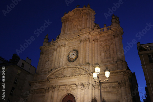 Eglise Saint-Paul-Saint-Louis dans le Marais à Paris la nuit