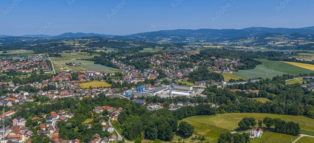 Fototapeta premium Ausblick vom Bogenberg auf die Region um die niederbayerische Kreisstadt Bogen an der Donau