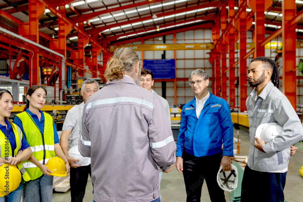 Obraz premium Supervisor of diverse engineers briefing his team before working in manufacturing factory. Leader giving a briefing to team in industrial site. Worker manager conducting a site meeting in a factory.