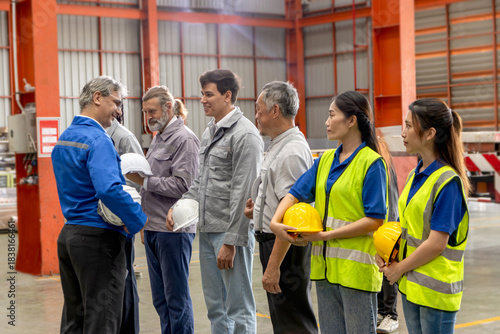 Foto Supervisor of diverse engineers briefing his team before working in manufacturing factory