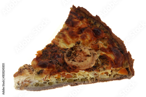 Part de tarte salée au fromage de chèvre et aux légumes en gros plan isolée sur fond blanc