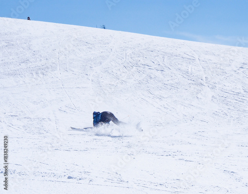 スキー場のゲレンデで転んだ少年