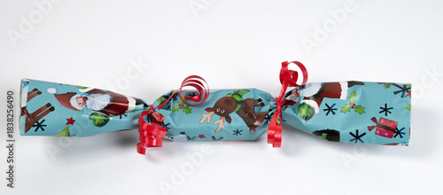 Weihnachtsgeschenk auf weißen Hintergrund zum Freistellen
