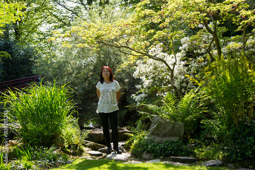 Attraktive Asiatin im Park