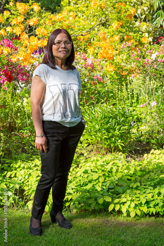 Attraktive Asiatin im Park vor Blumenmeer