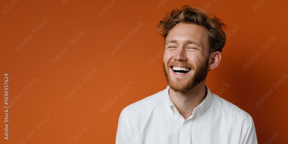 Obraz premium Joyful young caucasian male against orange background