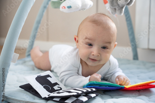 Canvas Print Happy baby having tummy time on play mat