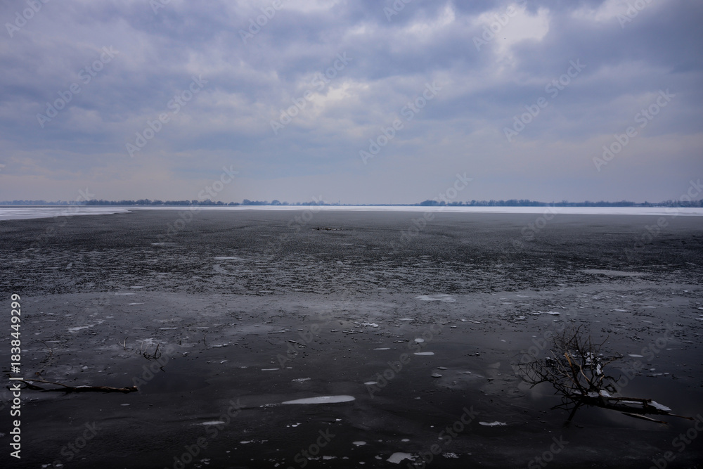 Obraz premium Frozen lake in winter time