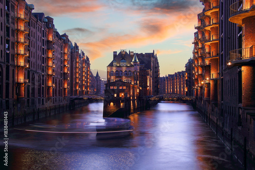 Die Speicherstadt in Hamburg während der Dämmerung.