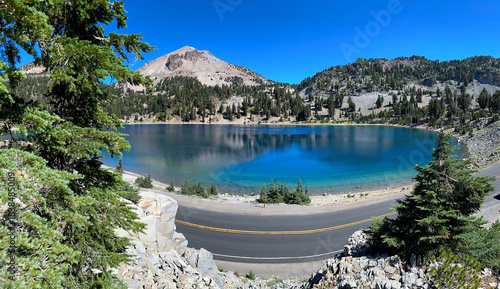 Foto Lake Helen view on a sunny clear sky day from Bumpass Hell Trailhead, with Lassen Peak Highway in the frame