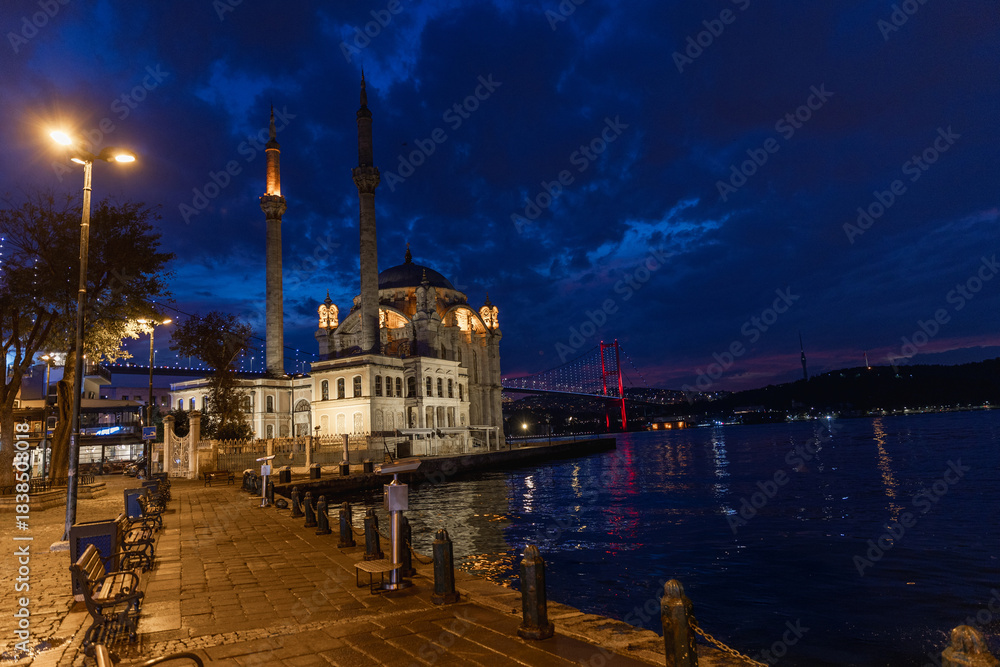 Fototapeta premium Beautiful View of Ortakoy mosque and Bosphorus bridge, Istanbul, Turkey