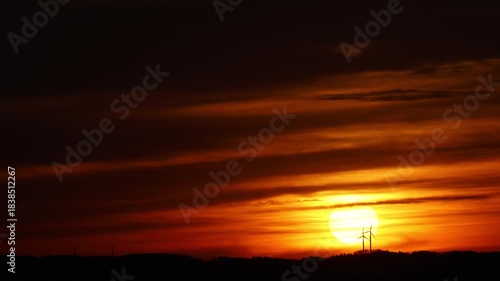 Sonnenuntergang und Windräder