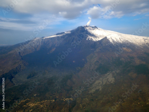 Vista Aerea Invernale del Monte Etna Innevato con Milo in Contesto rurale 567