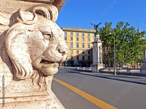 Testa di Leone Scolpita in Pietra sul Lungotevere a Roma 932