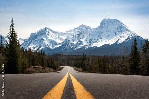 Obraz na płótnie road in the mountains down the icefields parkway banff and jasper