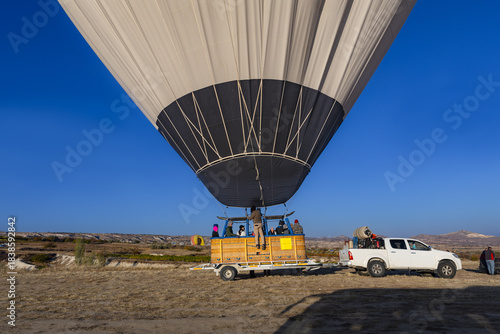 早朝のカッパドキアの熱気球ランディング