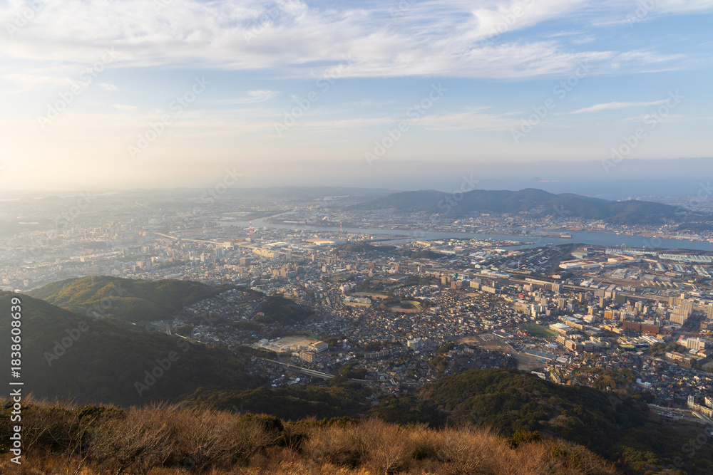Fototapeta premium 日本の都市風景 福岡県北九州市 皿倉山展望台からの眺望