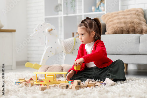 Little girl playing with wo...