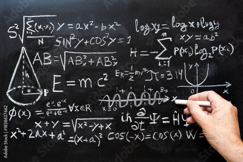 Operaciones matemáticas y formulas de física cuántica escritas a mano con una tiza en la pizarra