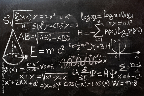 Operaciones matemáticas y formulas de física cuántica escritas con una tiza en la pizarra