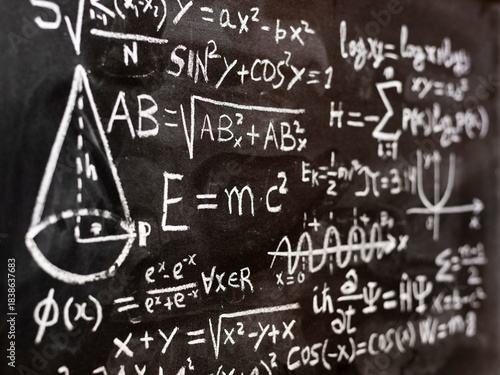 Operaciones matemáticas y formulas de física cuántica escritas con una tiza en la pizarra