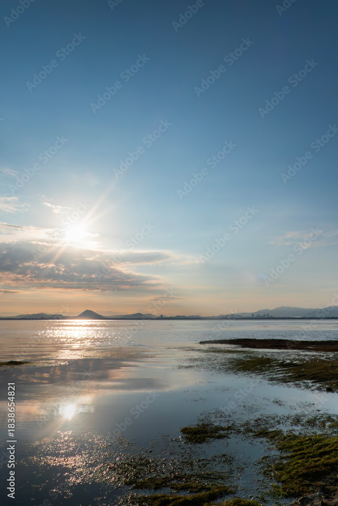 Naklejka premium 早朝の琵琶湖 昇る太陽 静かな湖面 滋賀県大津市