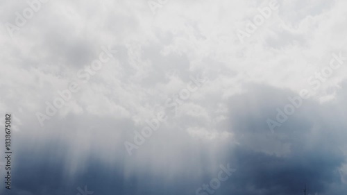 雲の隙間から差し込む太陽の光　美しいゴッドレイ朝の風景　天気・雲の多い空