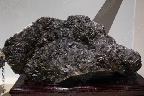 Foto Specimen of pyrite and calcite co-occurring in ore from the geological museum