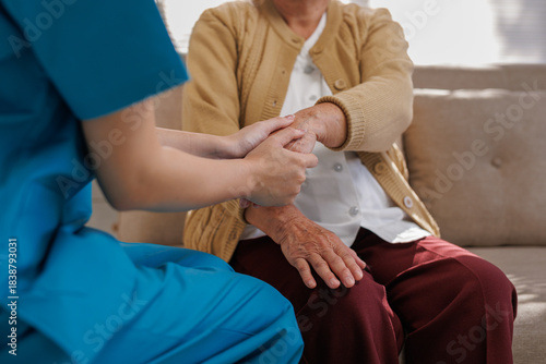 Fotografi Nurse comforting a senior woman by gently holding her hands, symbolizing compass