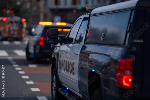 Quadro su tela Police vehicle responds to alert