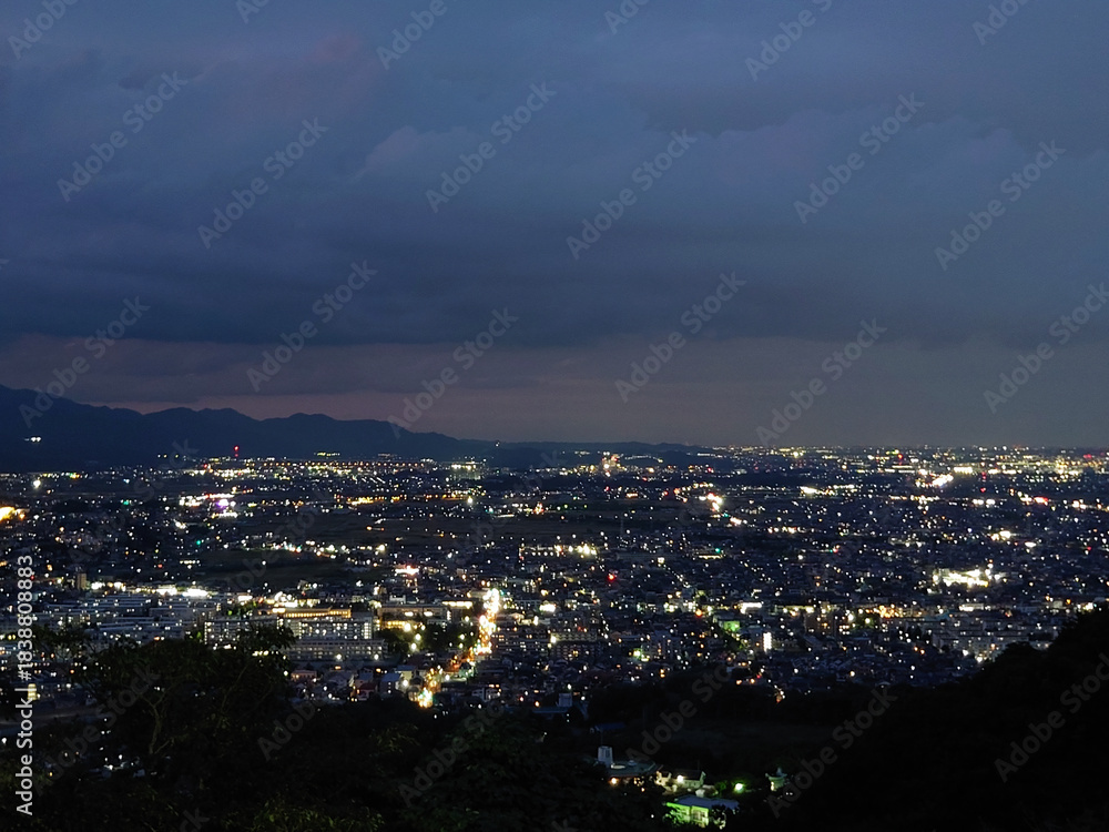 Fototapeta premium 山頂から眺める街の夜景