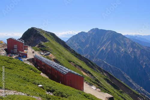 Wallpaper Mural 北アルプス、唐松岳頂上山荘と五竜岳 Torontodigital.ca