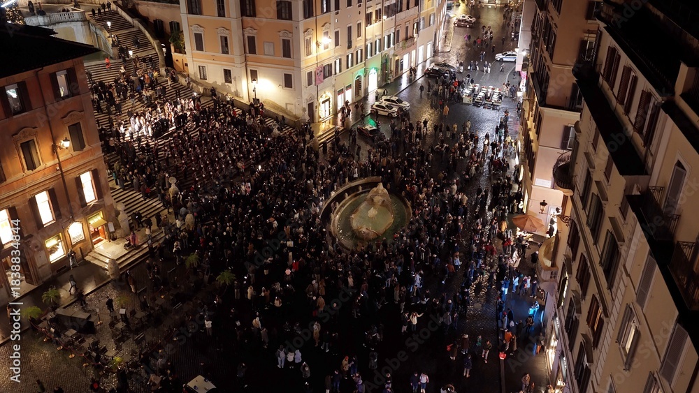 Naklejka premium Natale 2025, vista aerea panoramica di piazza di Spagna a Roma gremita di persone. I festeggiamenti del Natale in piazza, con l'albero e le decorazioni natalizie del centro della città