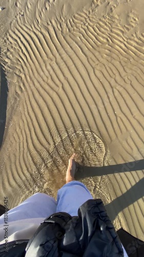 A piedi nudi sulla sabbia 