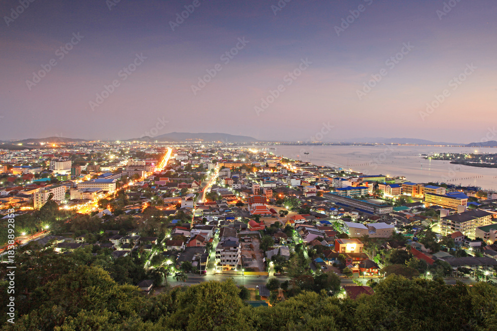 Obraz premium The scenery of Songkhla City top view from Tang Kuan Mountain (Khao Tangkuan Viewpoint) Famous public attractions in Songkhla Province, Thailand